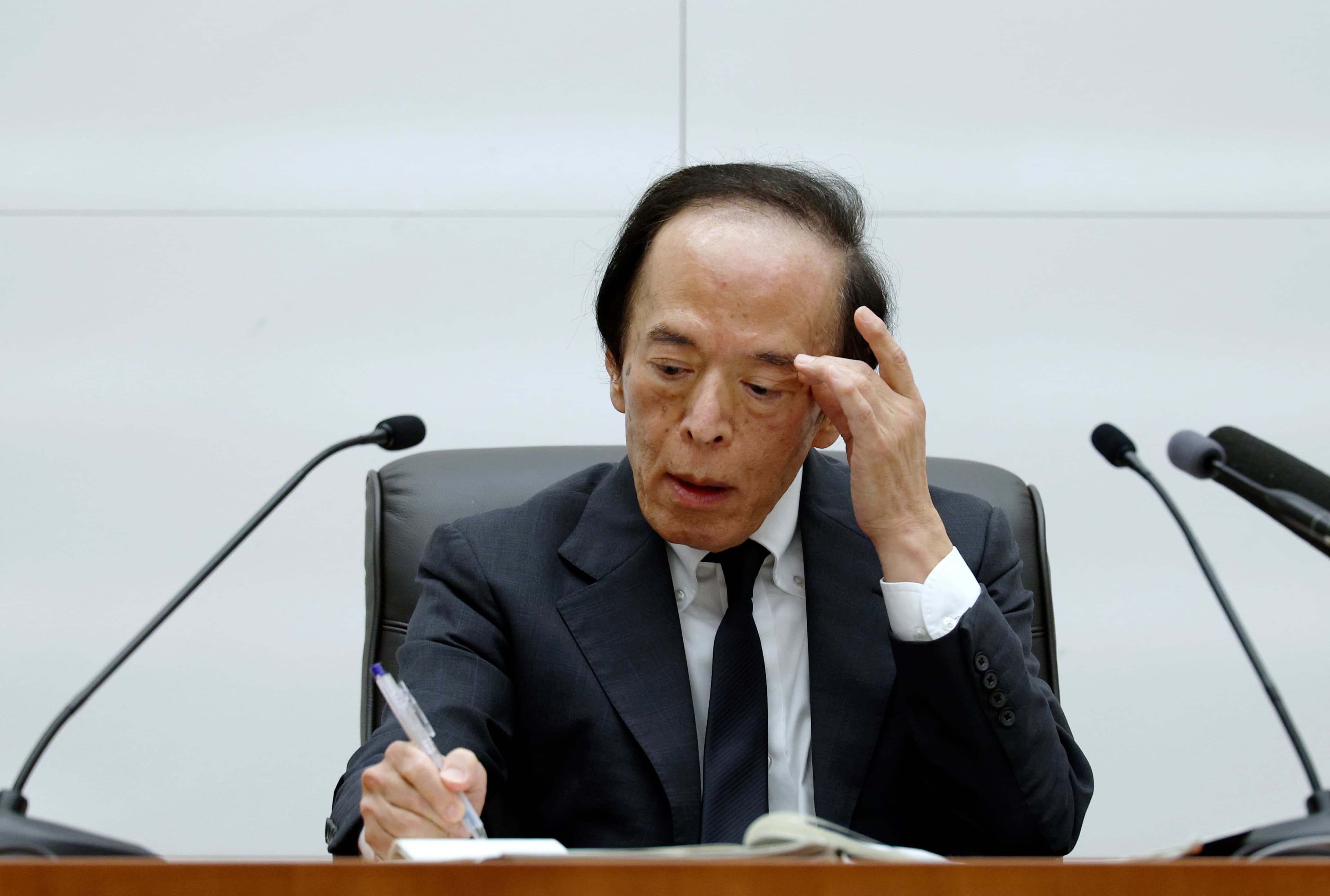 금리 올리고도 엔화 급락, 일본의 고민은