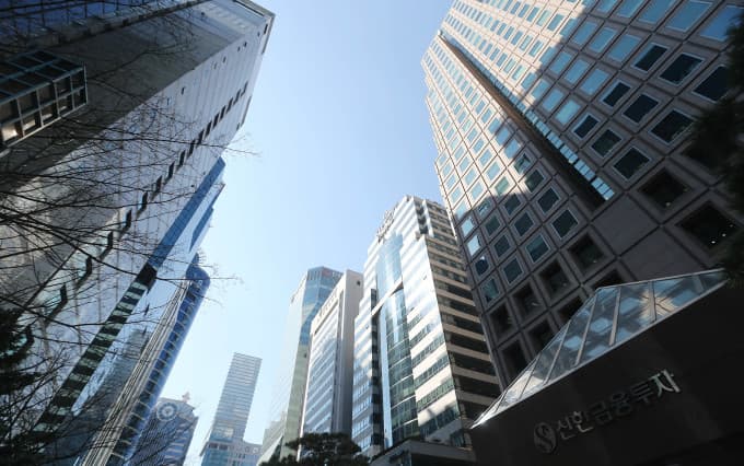 코스피 1만 전망, 미 고금리·AI 우려로 균열