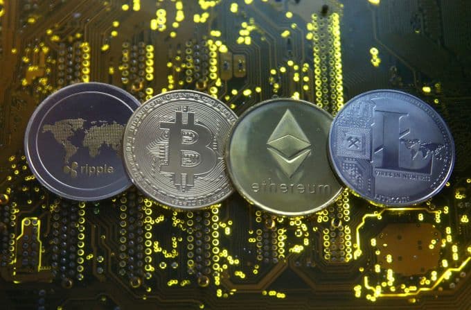 비트코인, ETF 자금 이탈 속 7.7만 달러대