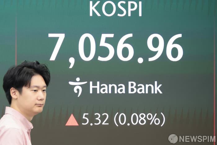 코스피 7060선 강보합, 코스닥 1% 하락