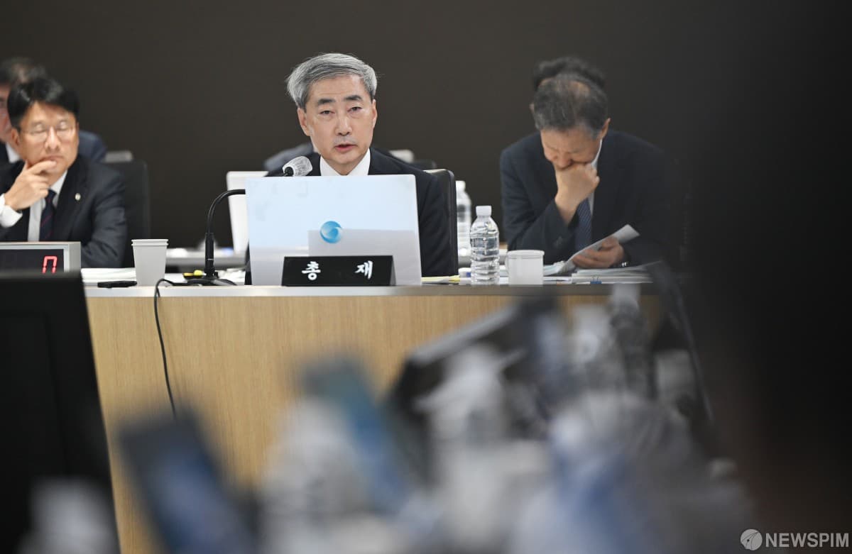 신현송 총재, 금리 인상 효과 및 재정 보완 강조