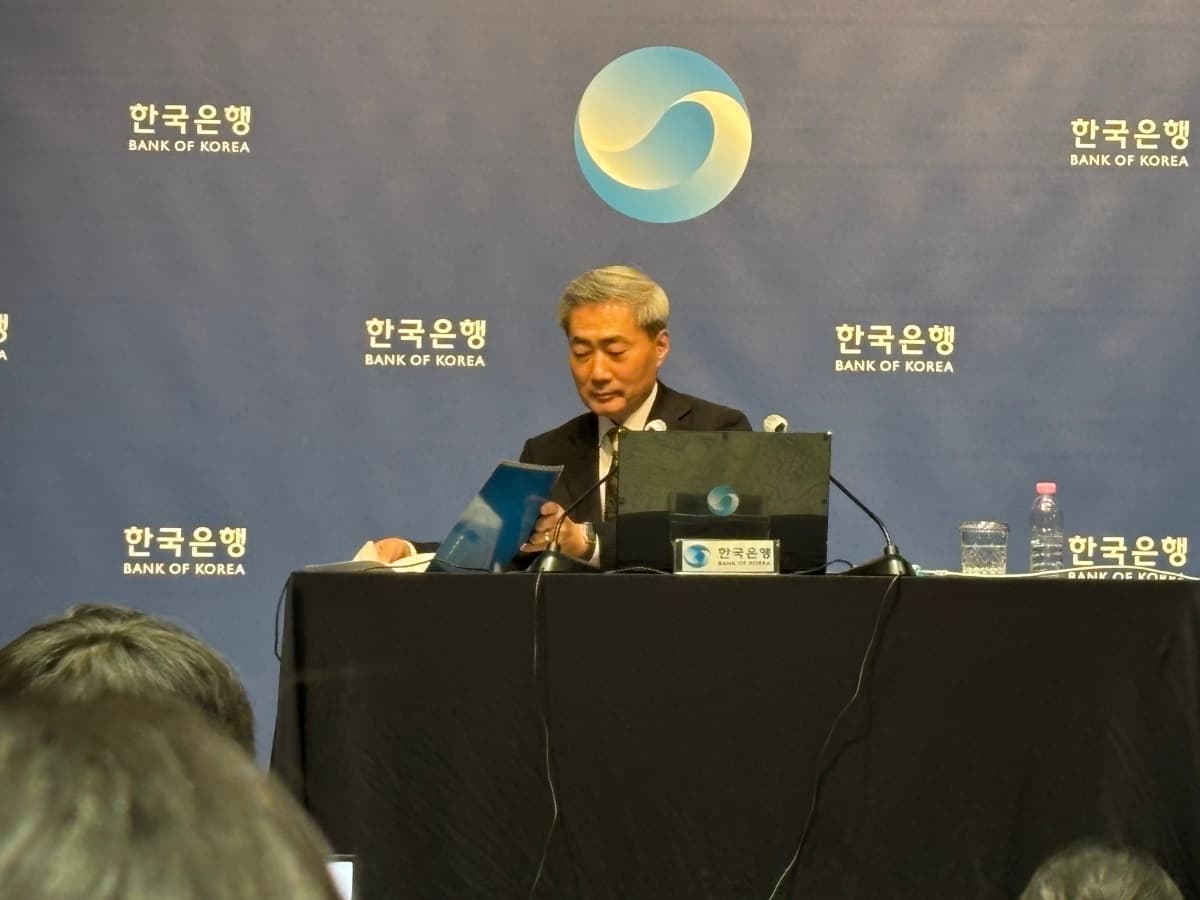 한은, 성장·물가 상방위험에 기준금리 동결