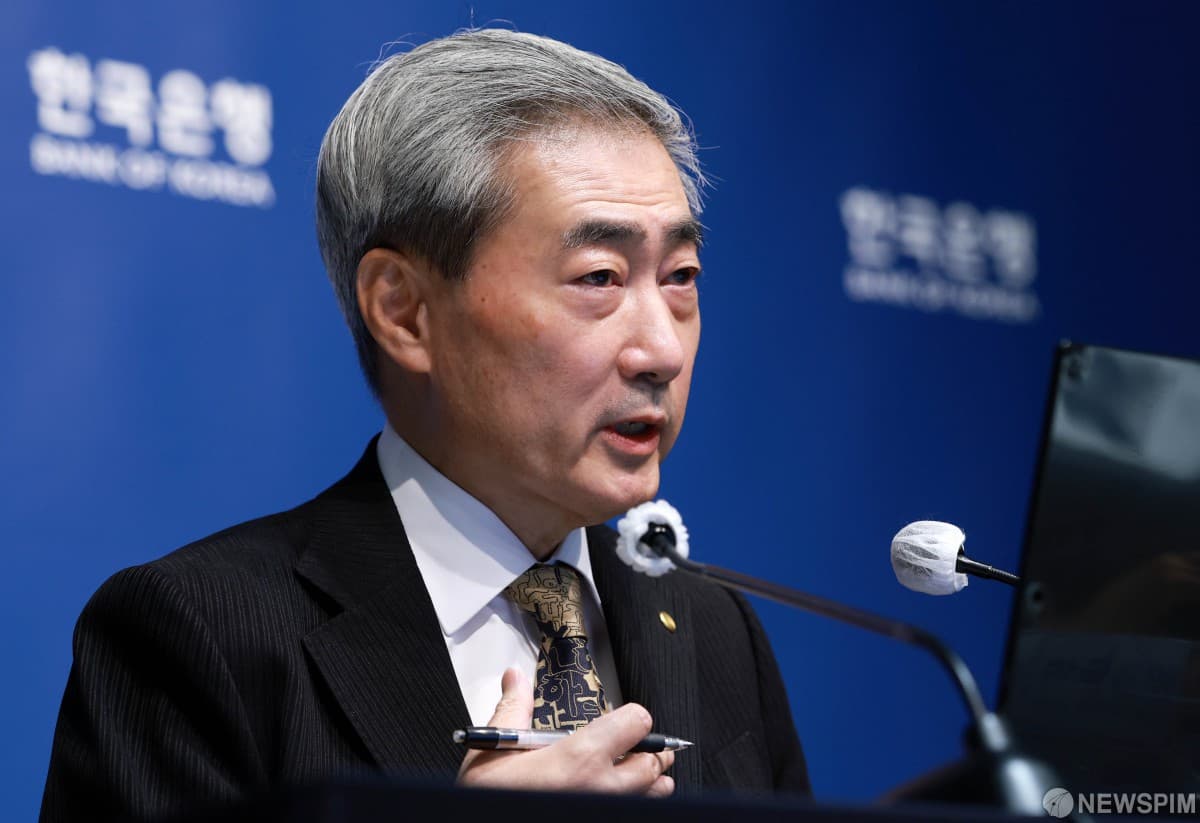신현송 한은 총재, 금리 동결은 선제 인상 결실