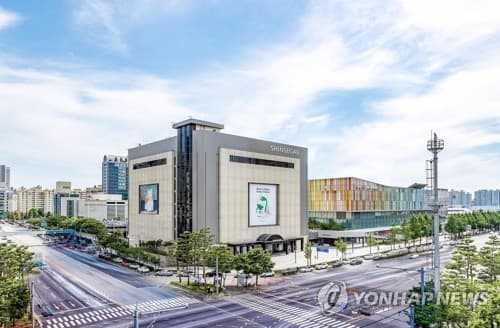 광주신세계, 보냉백 재활용 안전키링 전달