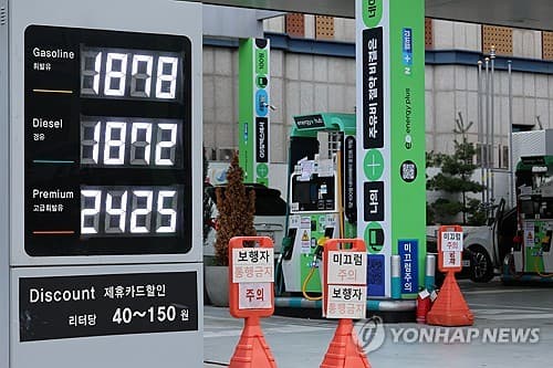 국내 기름값 16주째 하락, 국제유가 급등