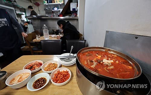 김치찌개 백반, 9천원대 진입