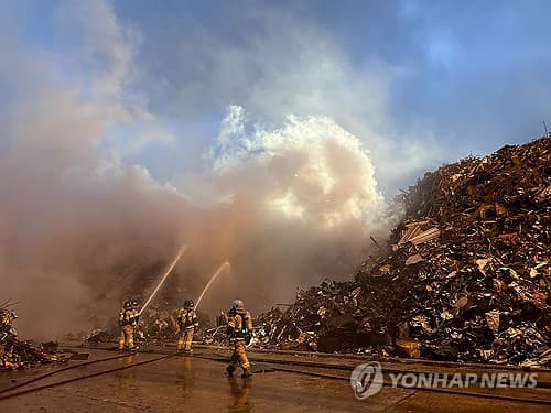 동국제강 인천공장 고철더미 화재 20시간 만에 완진