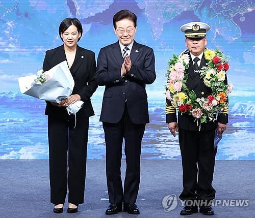 이재명, 북극항로 귀환 선원에 꽃목걸이 증정