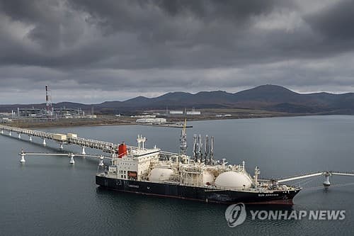 영국, 한국·일본 러시아산 LNG 제재 면제