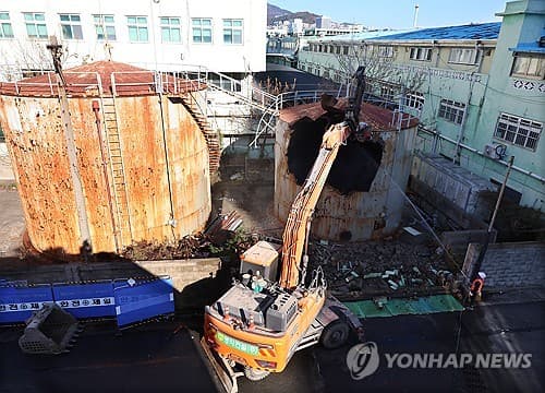 부산공동어시장, 오염토 발견으로 공사 중단