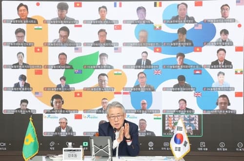 강호동 농협 회장, 33개 해외사무소 화상회의 주재