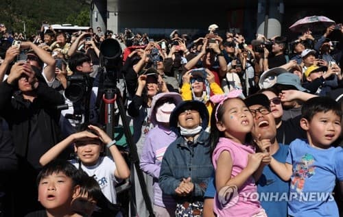 누리호 5차 발사 성공에 고흥 전망대 환호