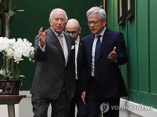 젠슨 황, 내년 엔비디아 칩 판매 2배 전망