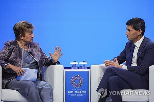 워시, AI 성장 기여 인정하며 전환기 불확실성 경고