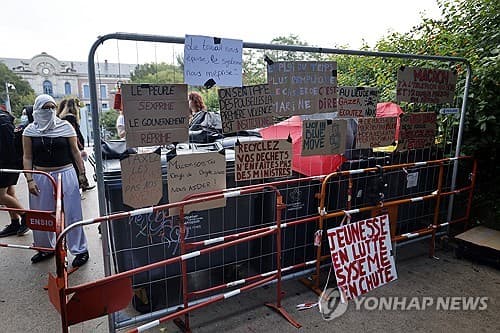 프랑스, 학생 시위와 국채 금리 급등에 재정 불안